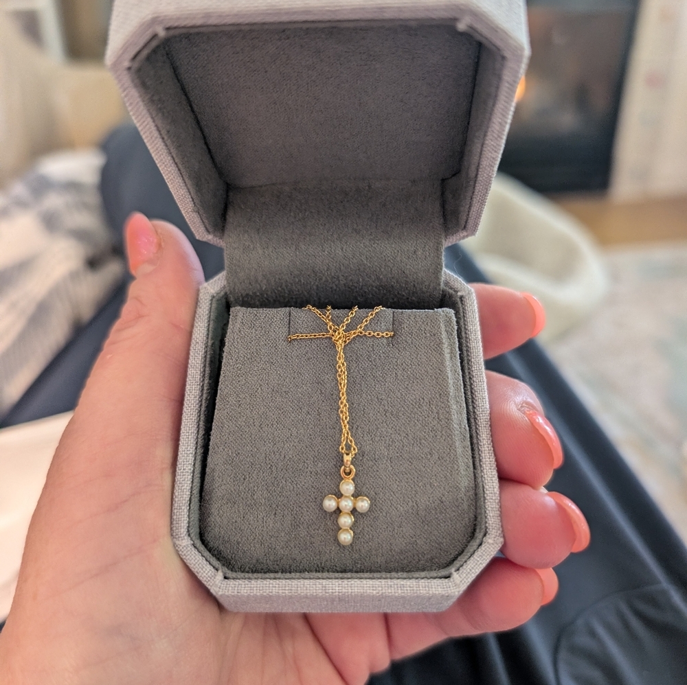 Elegant 14kt Yellow Gold Cross Pendant Necklace